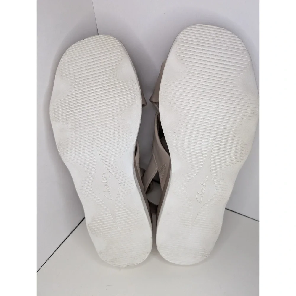Clarks Clara Cove Sandals US 10W Wide/ UK 7.5E Sand Flatform PU RMF23-SM